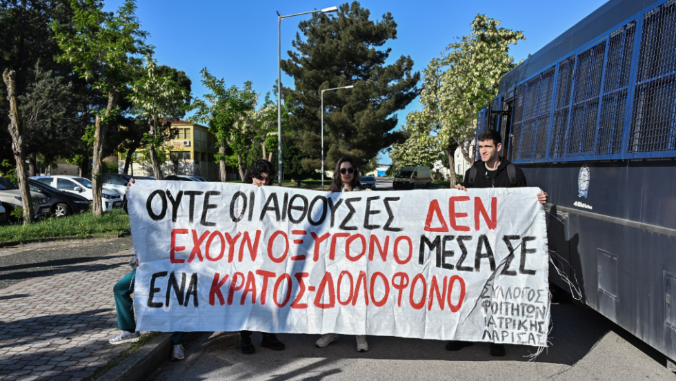 Δίκη Τεμπών: Το Δημόσιο «βλέπει» ευθύνες μόνο για σταθμάρχες και επιθεωρητή - «Ούτε στις δίκες της Χούντας τέτοιες συνθήκες»
